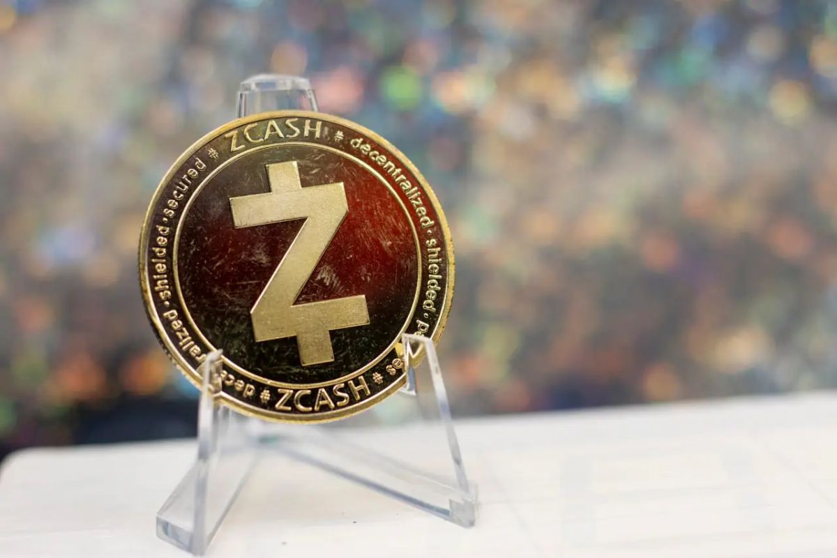 Zcash Price Holds Up as BTC Slips – Base or Bear Flag?
