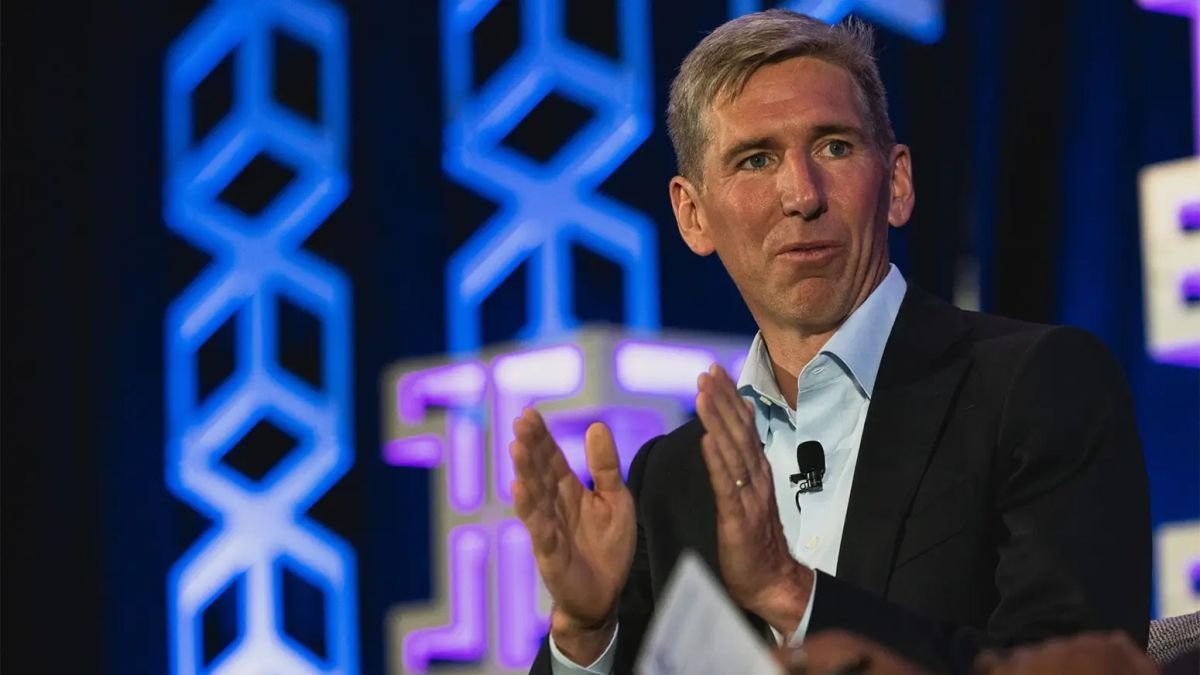 ‘All Roads (Still) Lead to Bitcoin’ Says Hougan Despite Peter Schiff’s Doubts