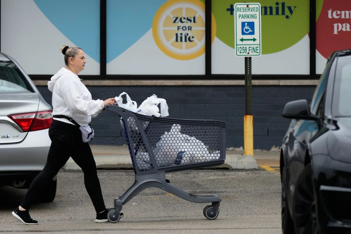 ‘The inflation outlook has become more concerning’: Incomes declined 0.3% and consumer prices jumped 3.6% in September as midterms loom