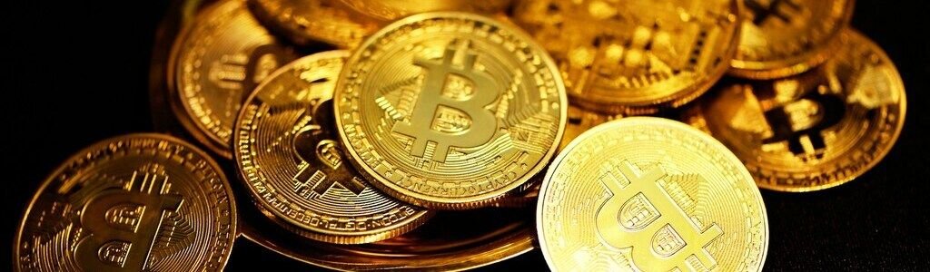 Bitcoin and gold in a portfolio: conditioned complementarity, not a symmetric hedge