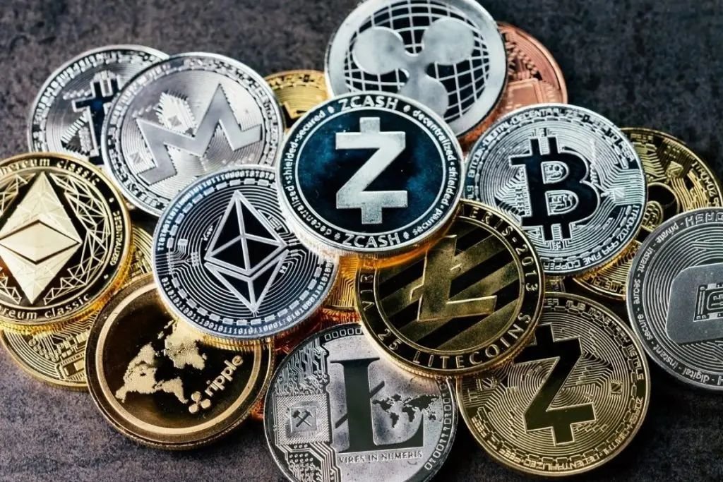 Two Analytics Companies Warn About Altcoins! “While Bitcoin Resists, the Sharpest Drop Since April is on the Horizon for Altcoins!”