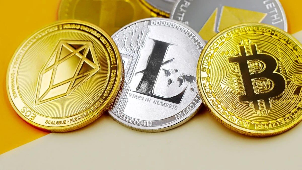 Bitcoin Faces Pressure as Tech Stocks Decline, Influencer