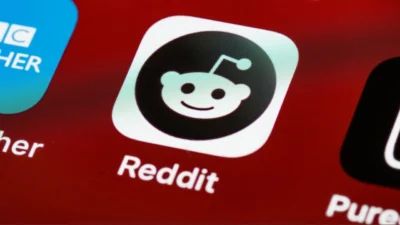 Reddit shares tumble 30% after CEO warns Google AI is cutting search referrals