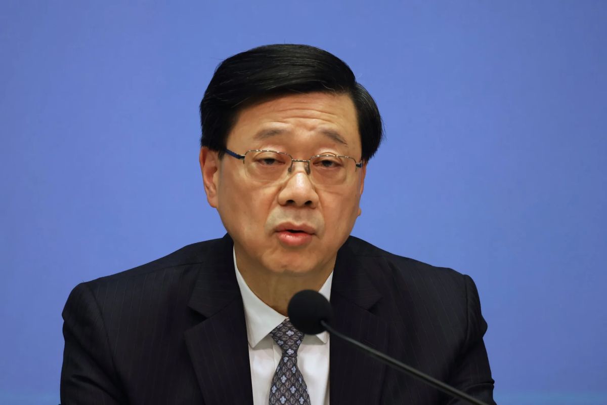 Hong Kong leader apologizes for fire that killed 168 as housing secretary resigns