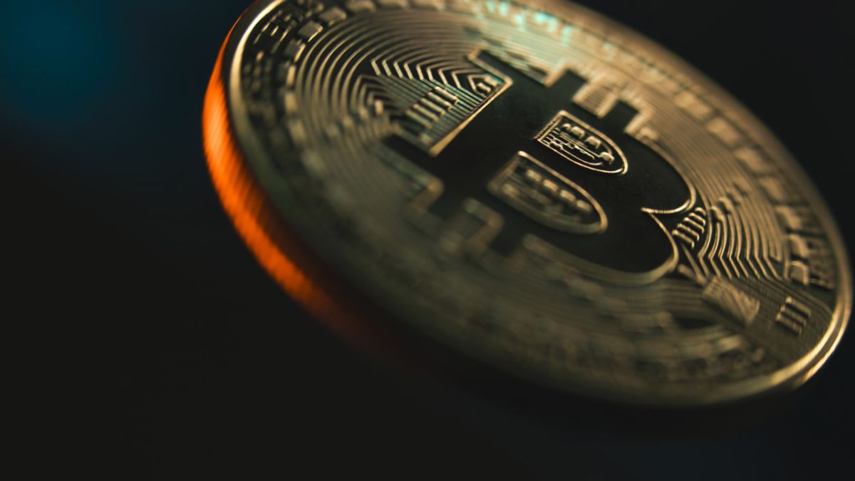 Bitcoin Drops Back Under $82,000 Amid AI-Led Market Reversal