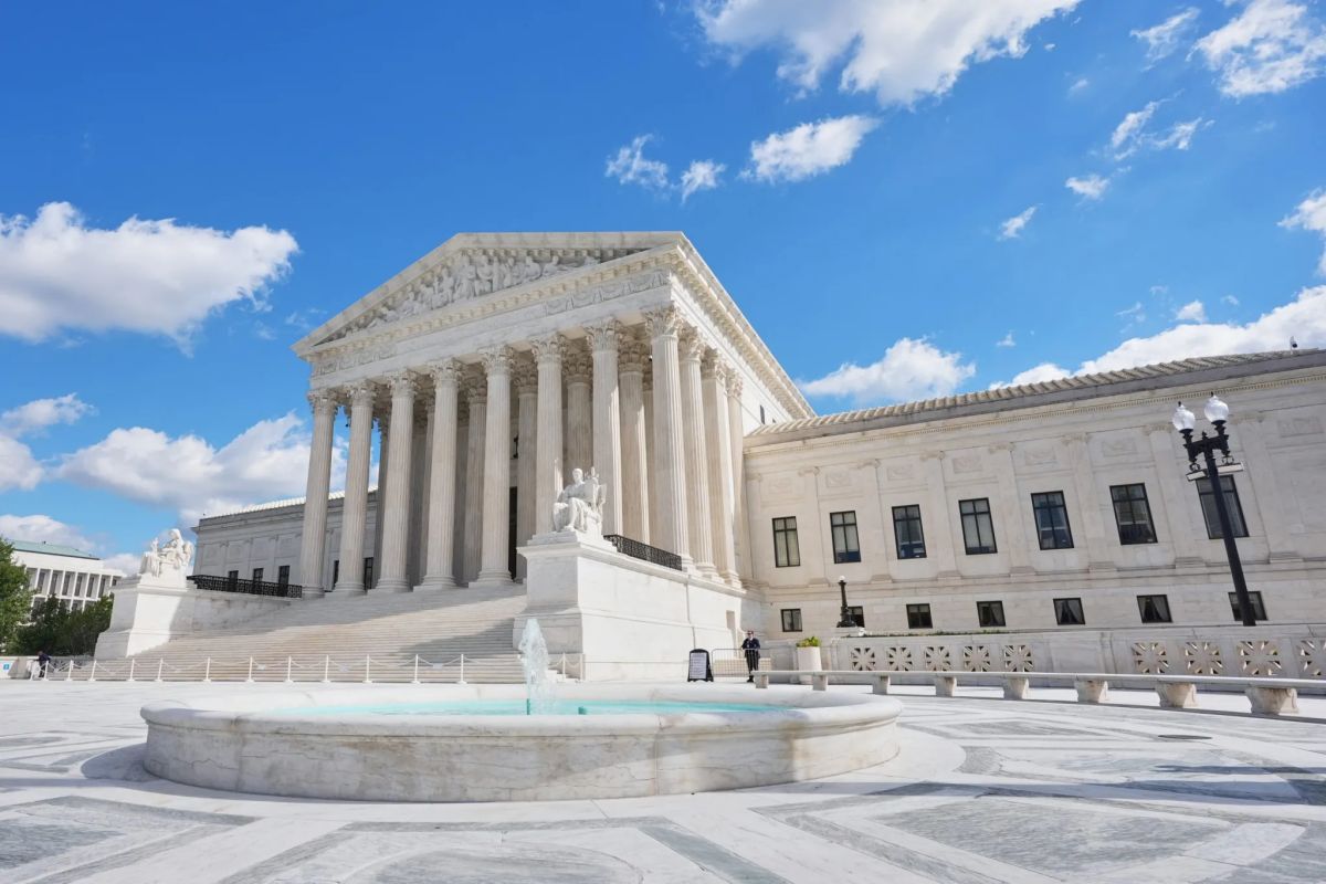 Supreme Court declines intervening in immigration regulation that allows judges to pause deportation proceedings after Trump blocked it