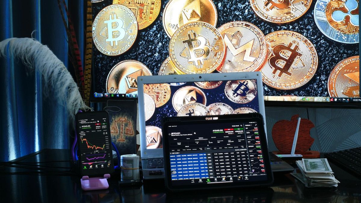 Ethereum OG Sells 3,000 ETH for $7.23M After 128x Gain